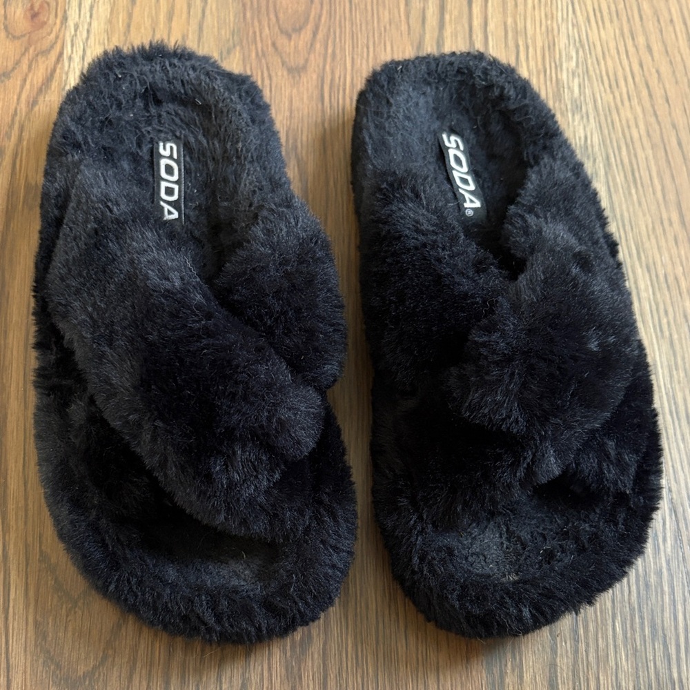Soda Black Faux-Fur Crisscross Slide Slippers
